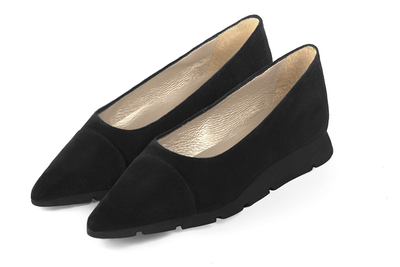 Matt black women's ballet pumps, with wedge soles. Pointed toe. Flat rubber soles. Front view - Florence KOOIJMAN